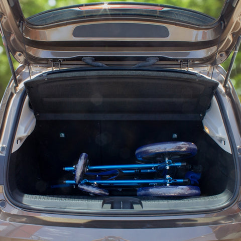 Silla de ruedas plegable de aluminio y frenos en manetas color azul